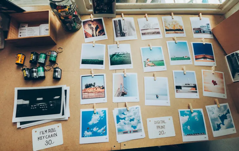 Fotografías impresas sobre una mesa